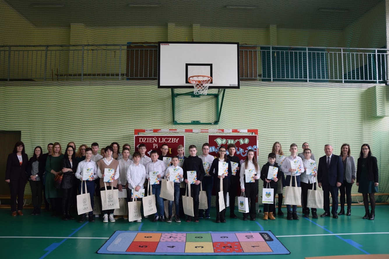 Uczestnicy konkursu Domino Matematyczne wraz z Panem Wójtem, Dyrektorem CUW, Dyrektorami szkół i opiekunami